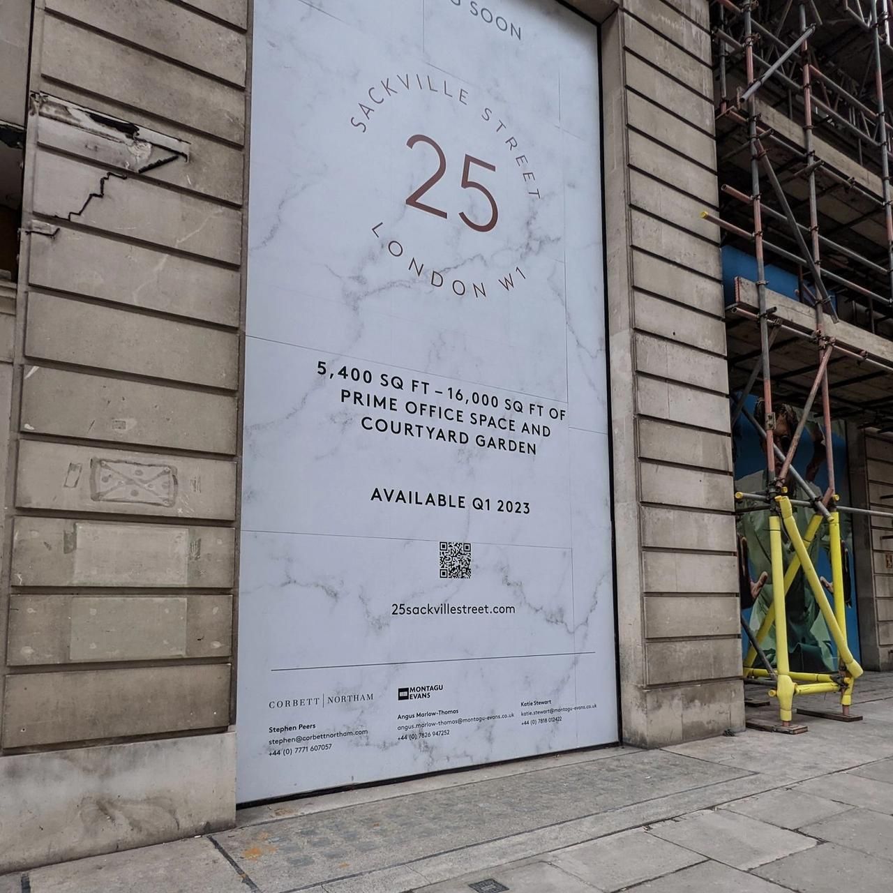 Scaffolded stone facade on Sackville Street with a Sackville Street letting board, November 2022